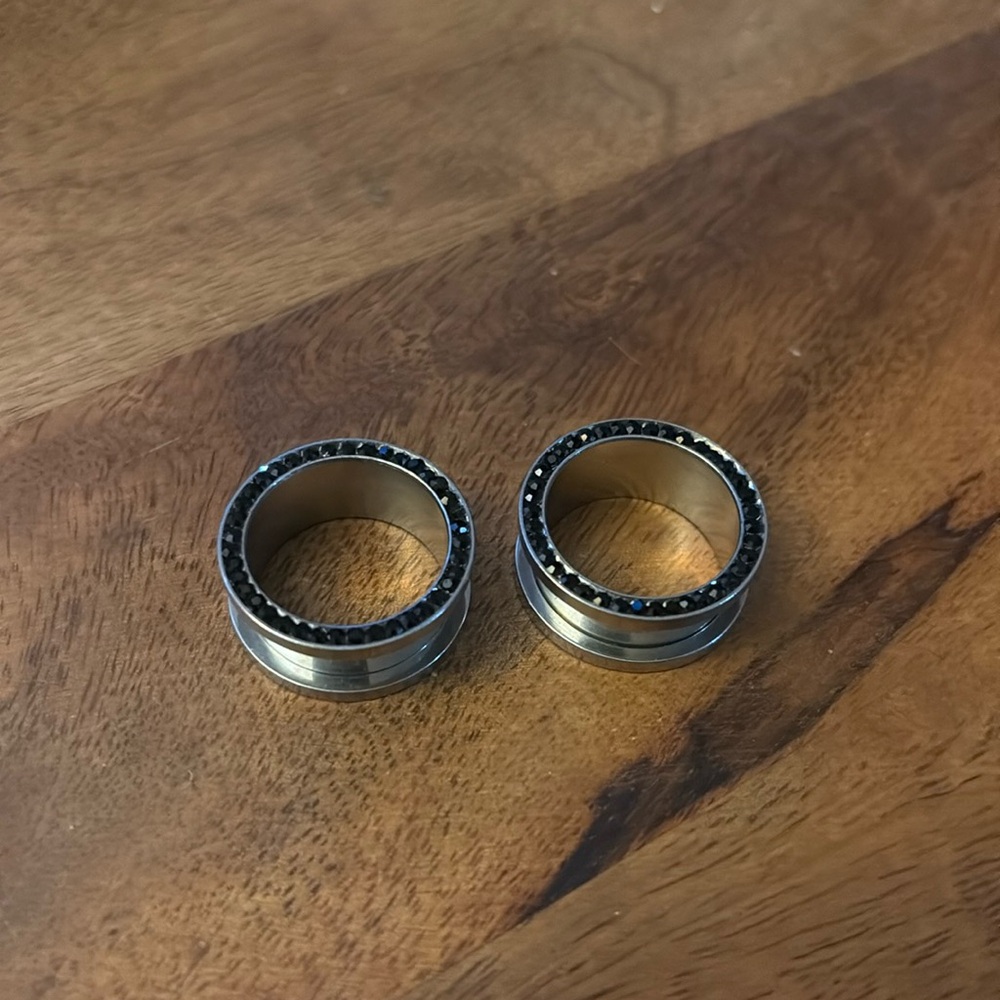 7/8” 22mm Surgical steel screwback tunnels with black gems